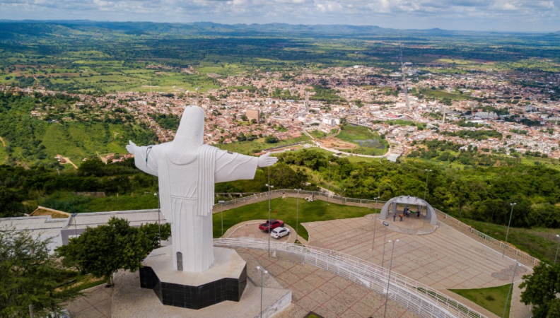 Homem agride ex-companheira enquanto ela dormia em