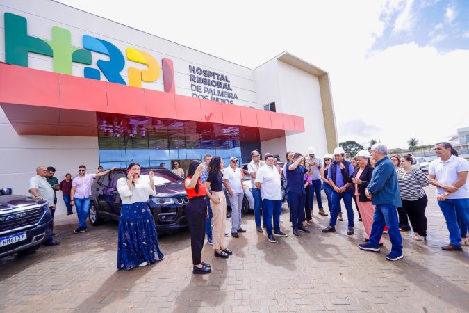 Prefeita Tia Júlia visita obras do Hospital Region